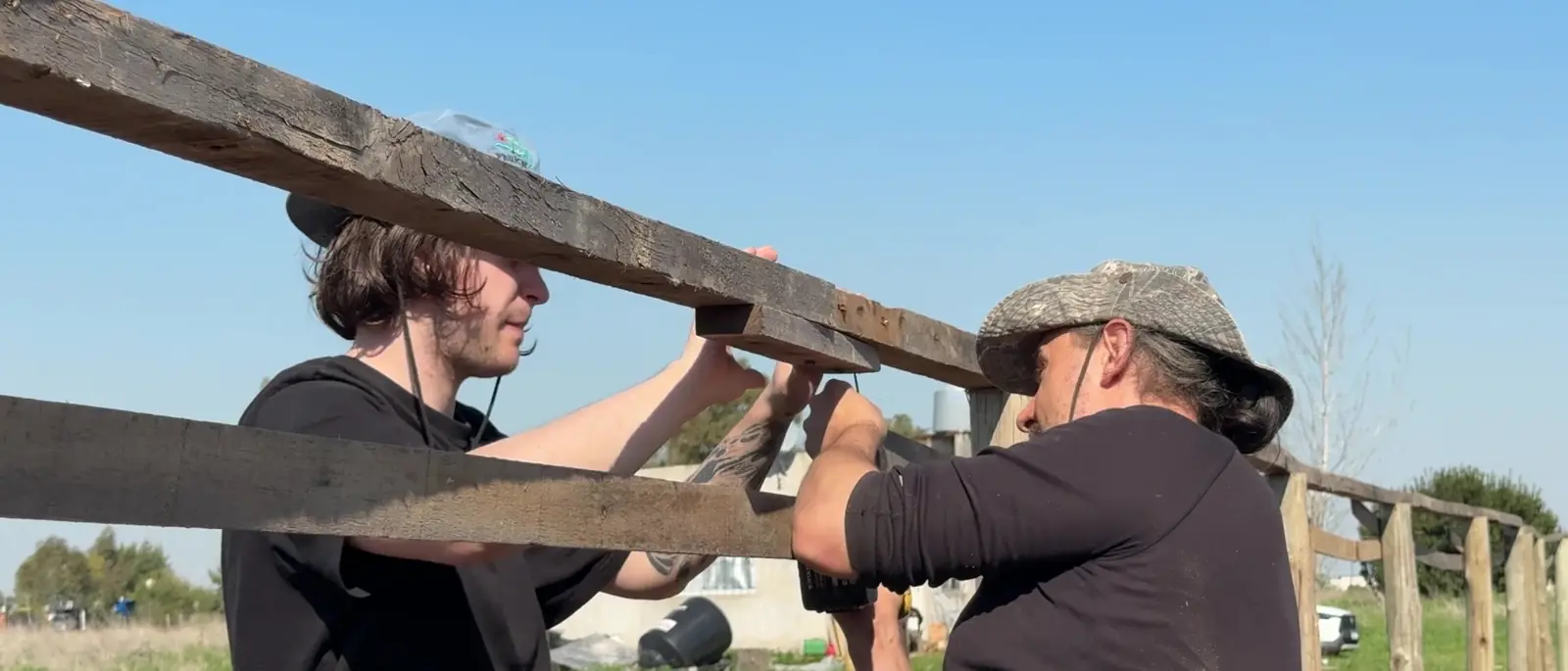 Armando la estructura del invernadero con nuestras manos